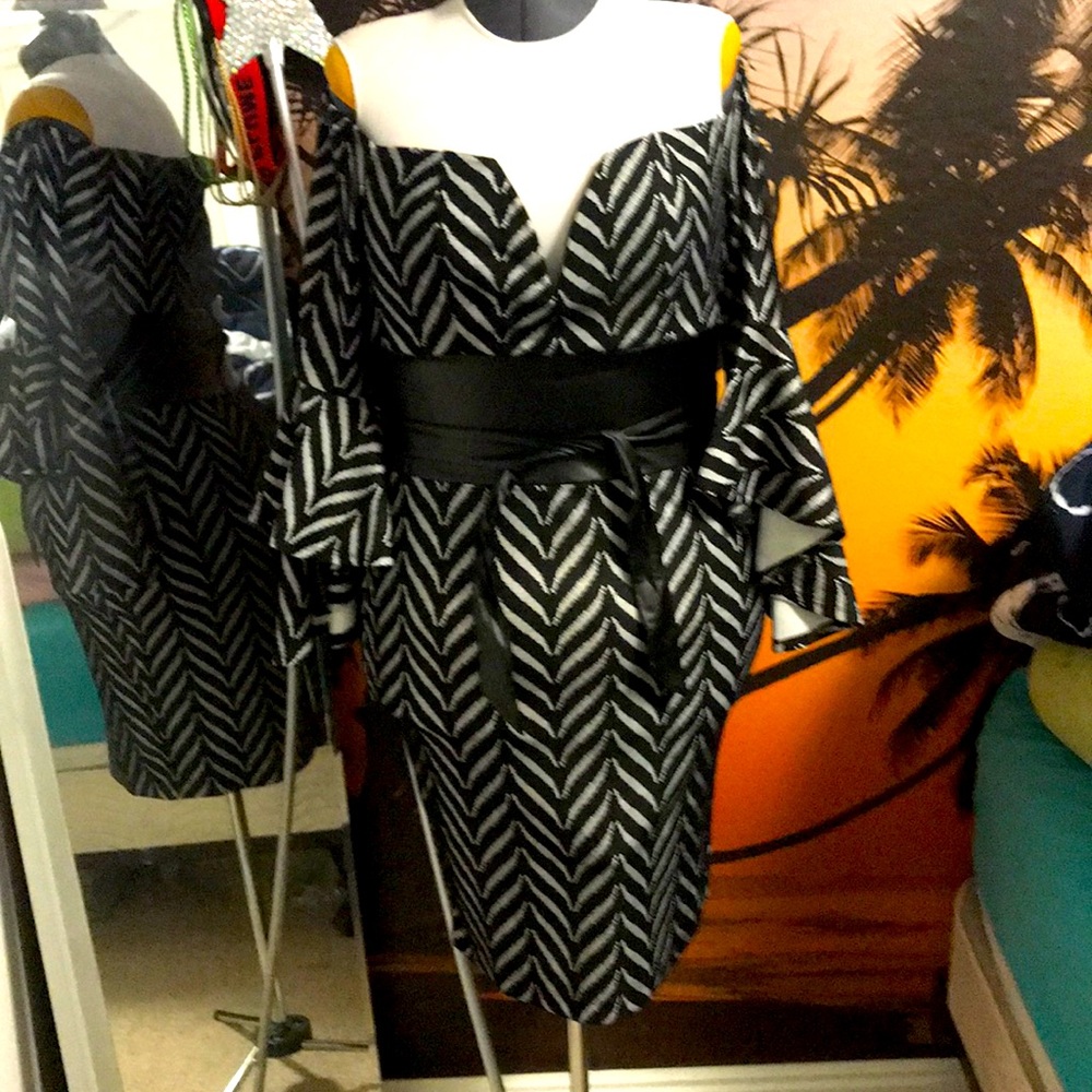 NWT Women’s 16 off shoulder b/w v-neck dress